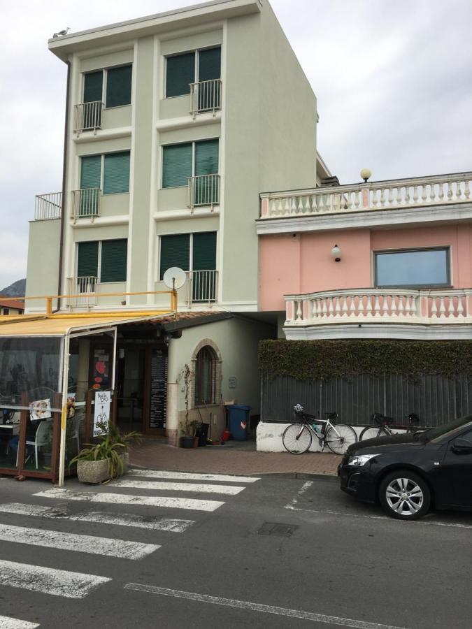 Appartamento Miramare, 2 Camere, Cucina, Bagno, Ventimiglia Ngoại thất bức ảnh